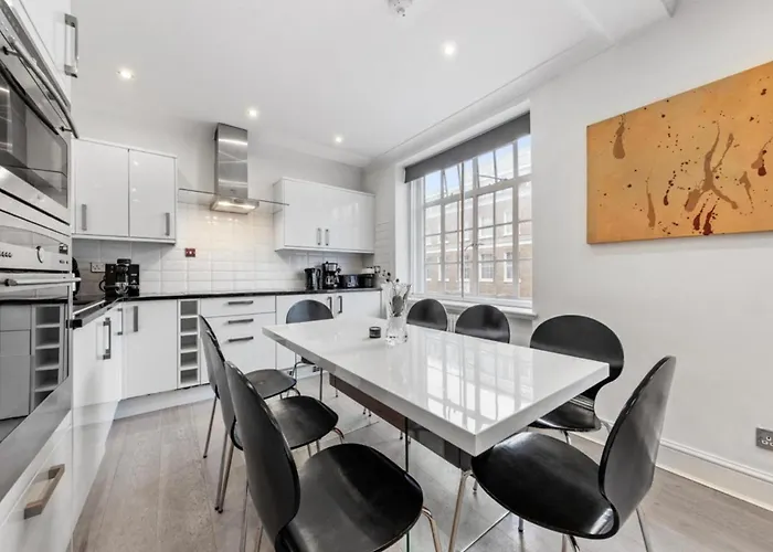 London Chic Apartment - City Center Gem